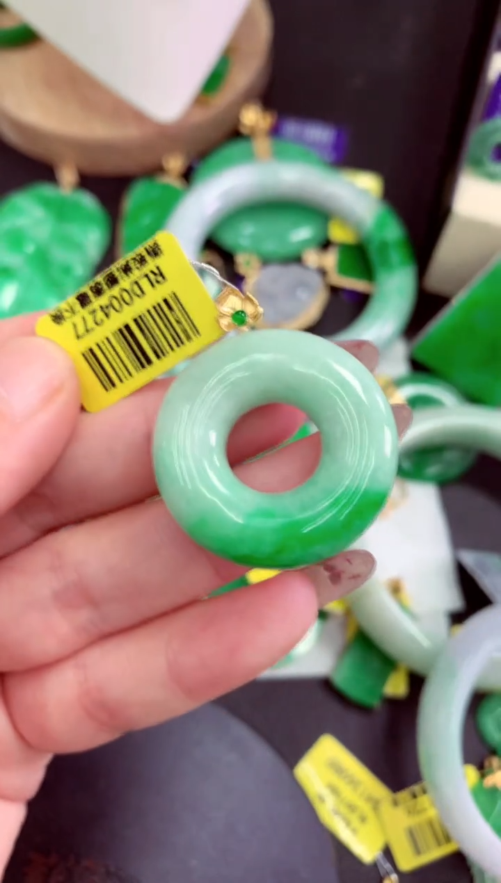 翡翠18K金镶嵌颈饰挂件