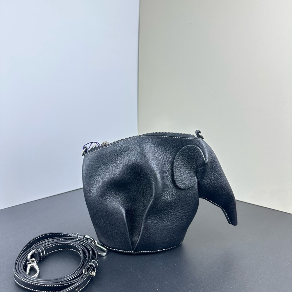 99新 LOEWE/罗意威 【十六专属】黑色外缝线牛皮小象单肩包/CX