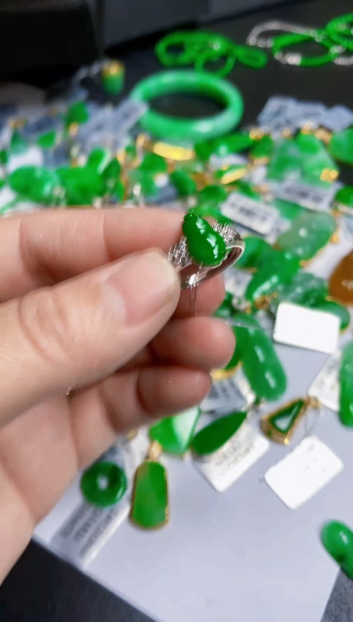 【闪购商品】翡翠颈饰18K金镶嵌戒指