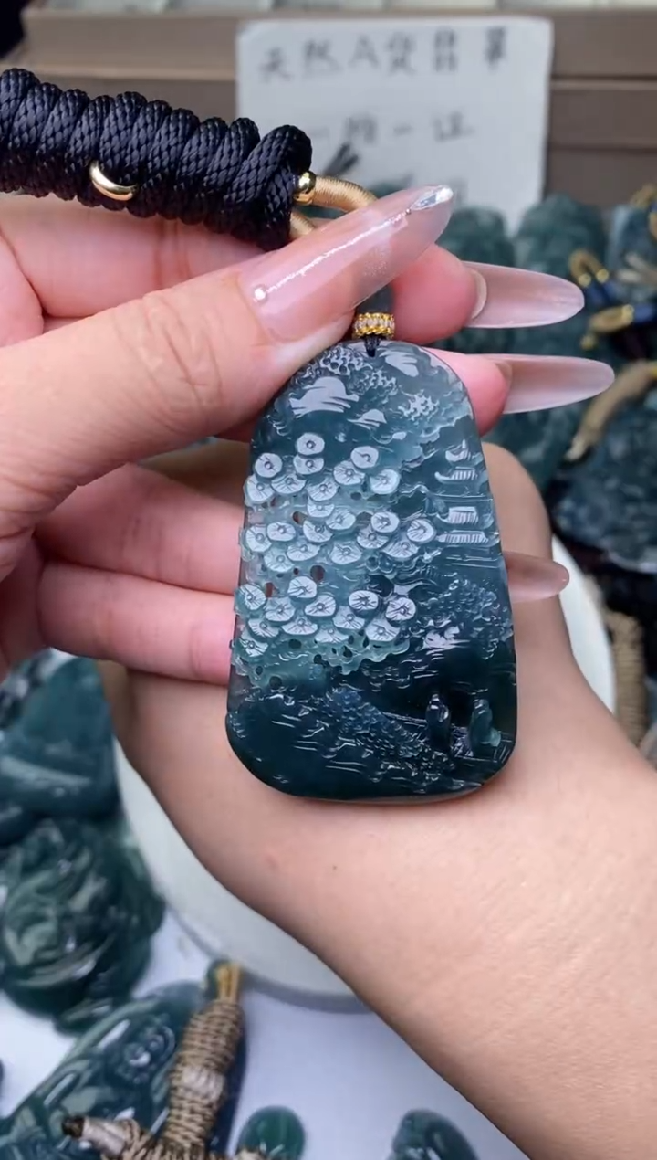 颈饰未镶嵌翡翠          