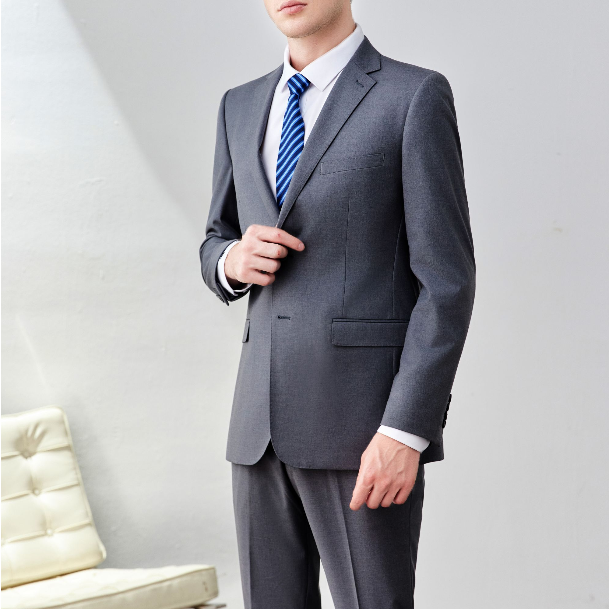 男士高级感中灰色平驳领后中开衩商务西服套装