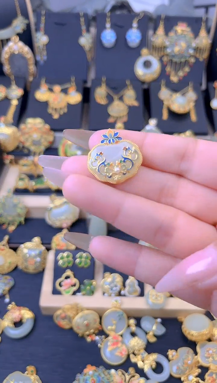 【闪购商品】和田玉吊坠银S925镀金镶嵌莲花如意锁吊坠