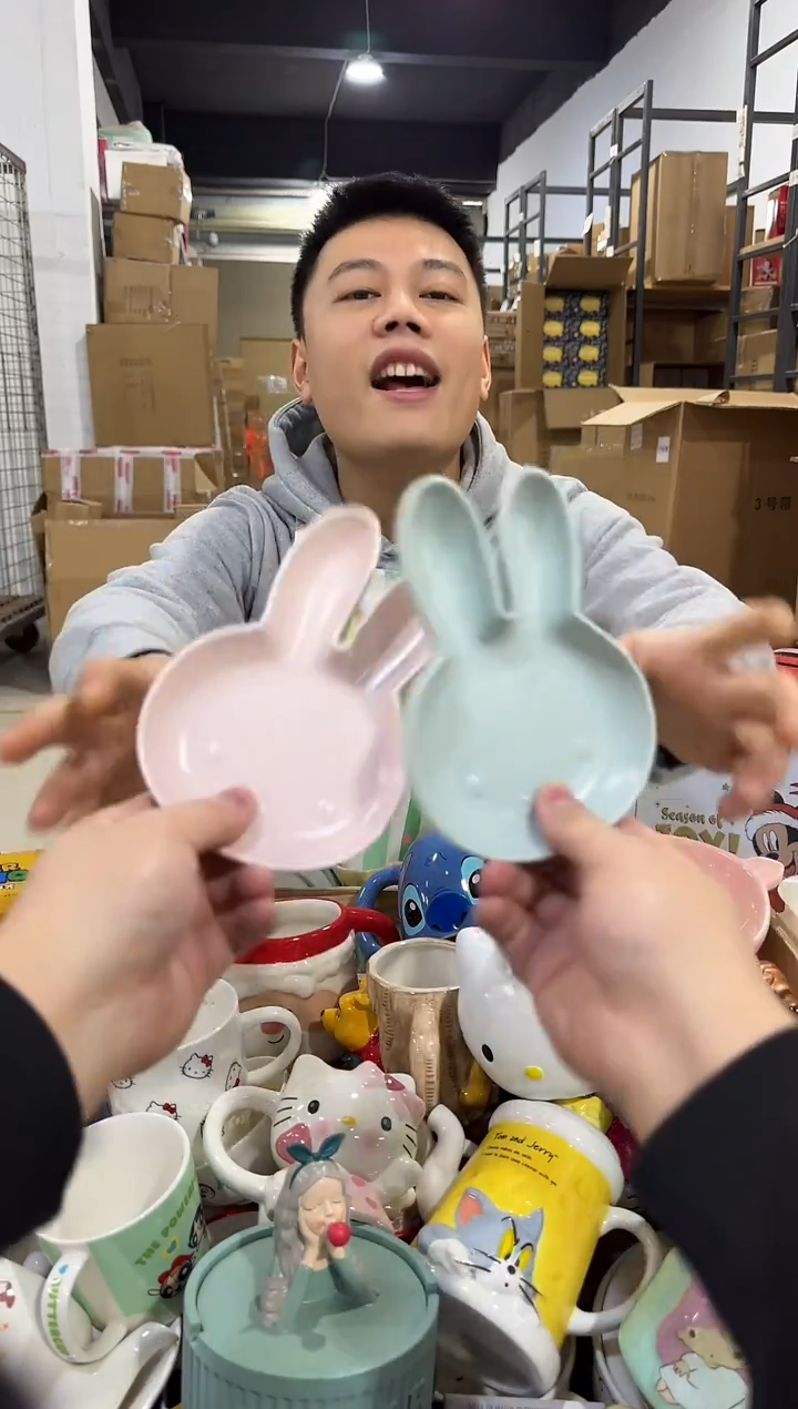 瓷片蓝色加粉色米菲兔小碟子