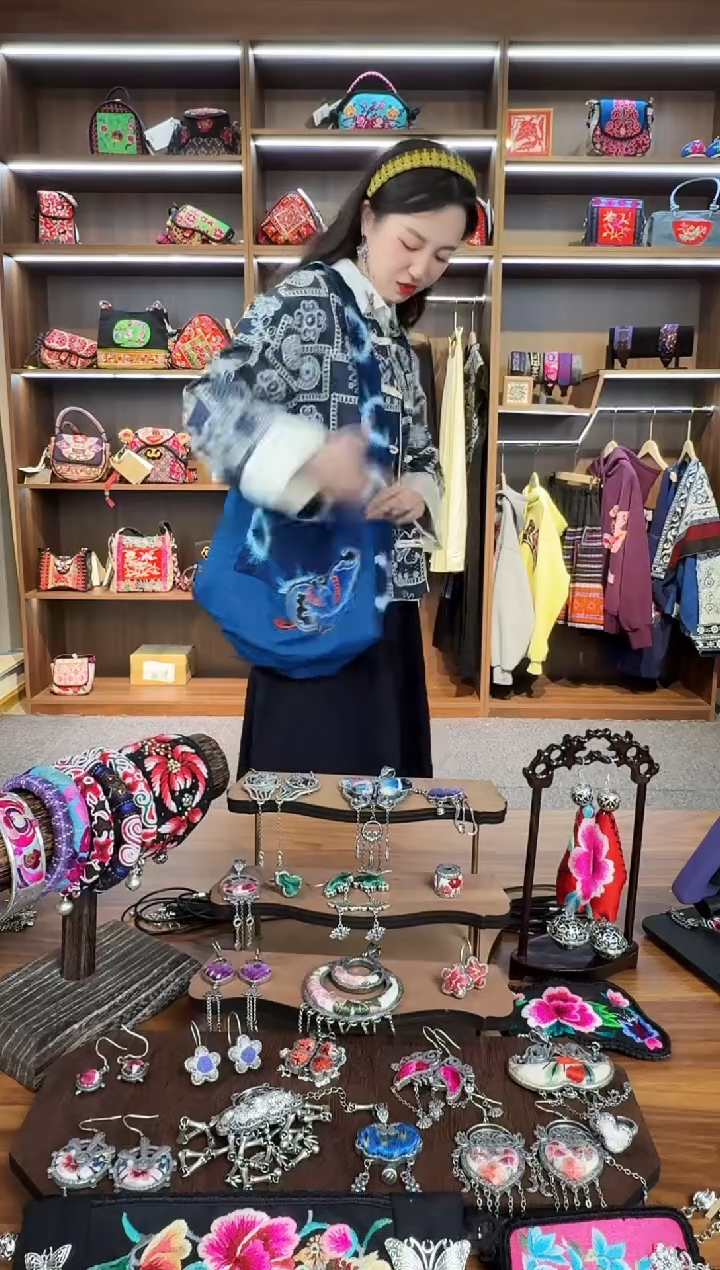 【闪购商品】织绣A28蒙阿苏苗绣传承