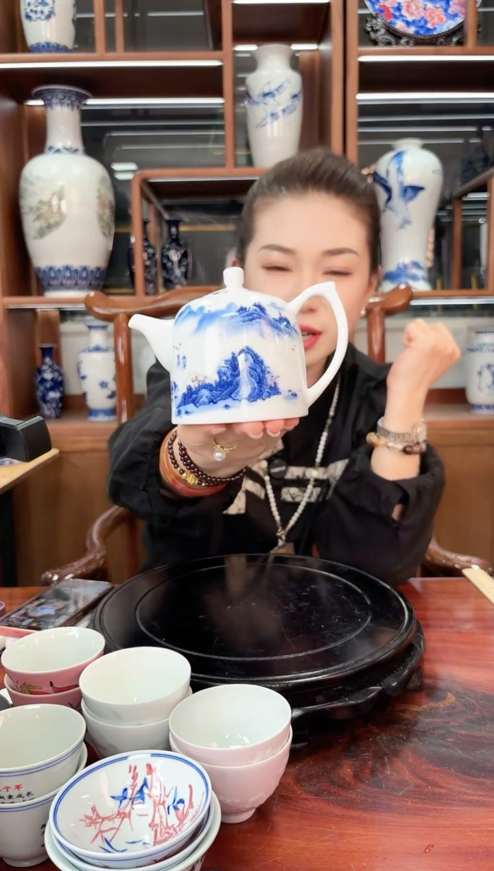 A60景德镇青花釉里红千里江山茶壶