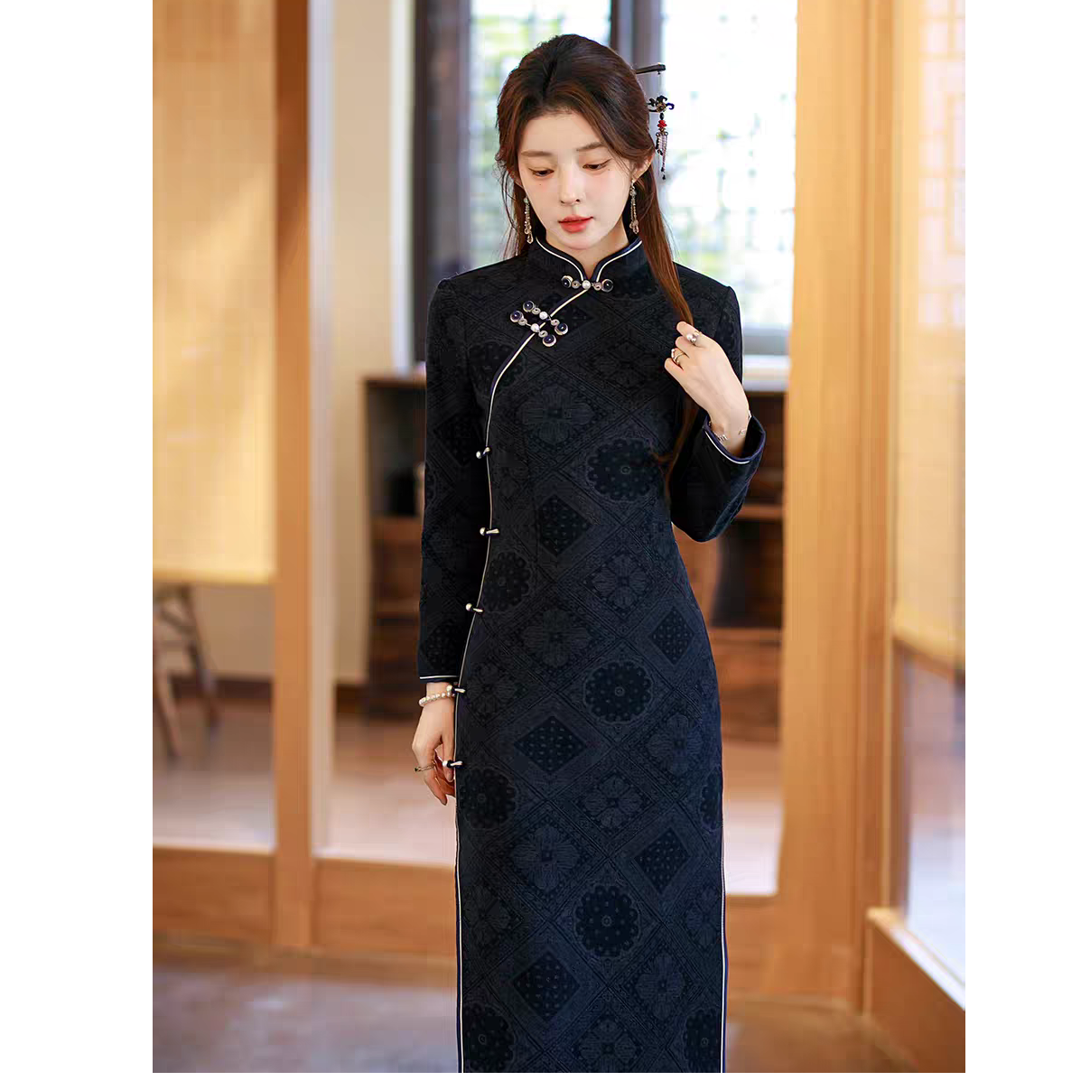 诺妮-冬款加绒藏蓝色侧八扣旗袍