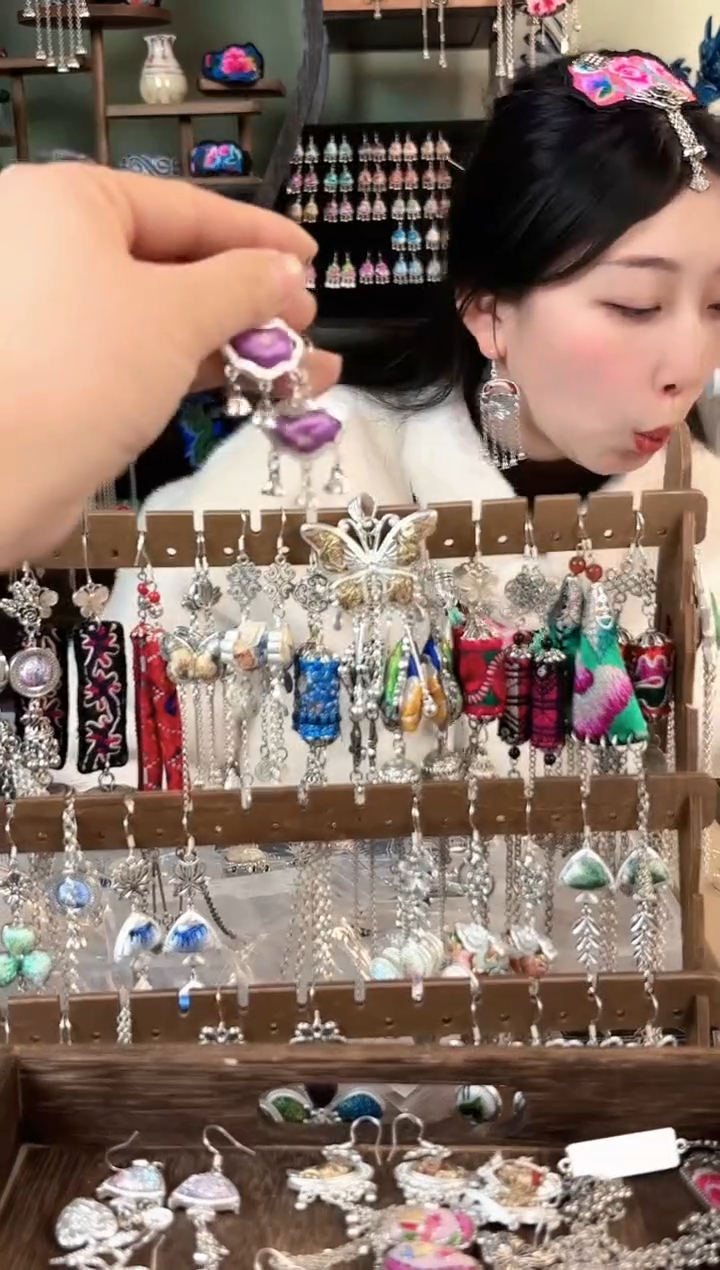 彩云南阁非遗老绣苗银饰品808