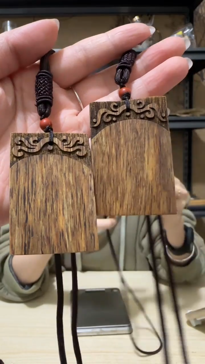 【闪购商品】沉香吊坠10号芽庄野料雕刻牌子多样性一条