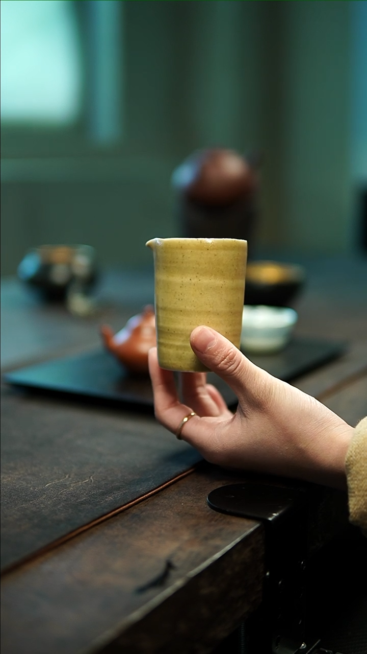 【闪购商品】云龙黄釉柱型公道1