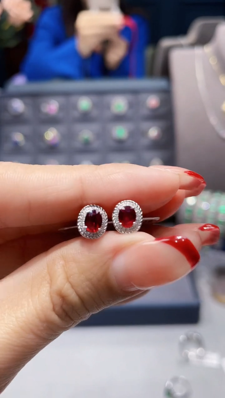 【闪购商品】红宝石耳钉18K金镶嵌0.70克拉/无烧