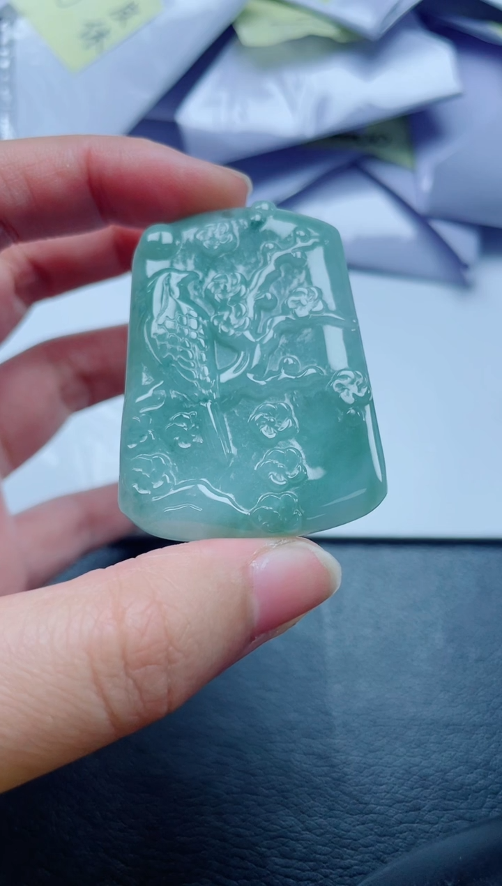 翡翠未镶嵌颈饰           
