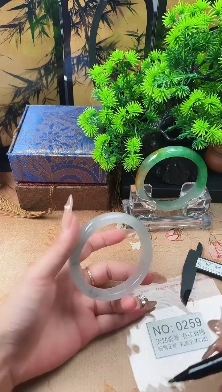 翡翠手镯未镶嵌一物一拍
