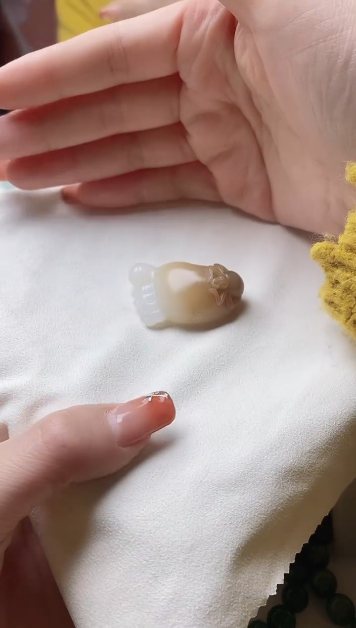 颈饰未镶嵌和田玉吊坠