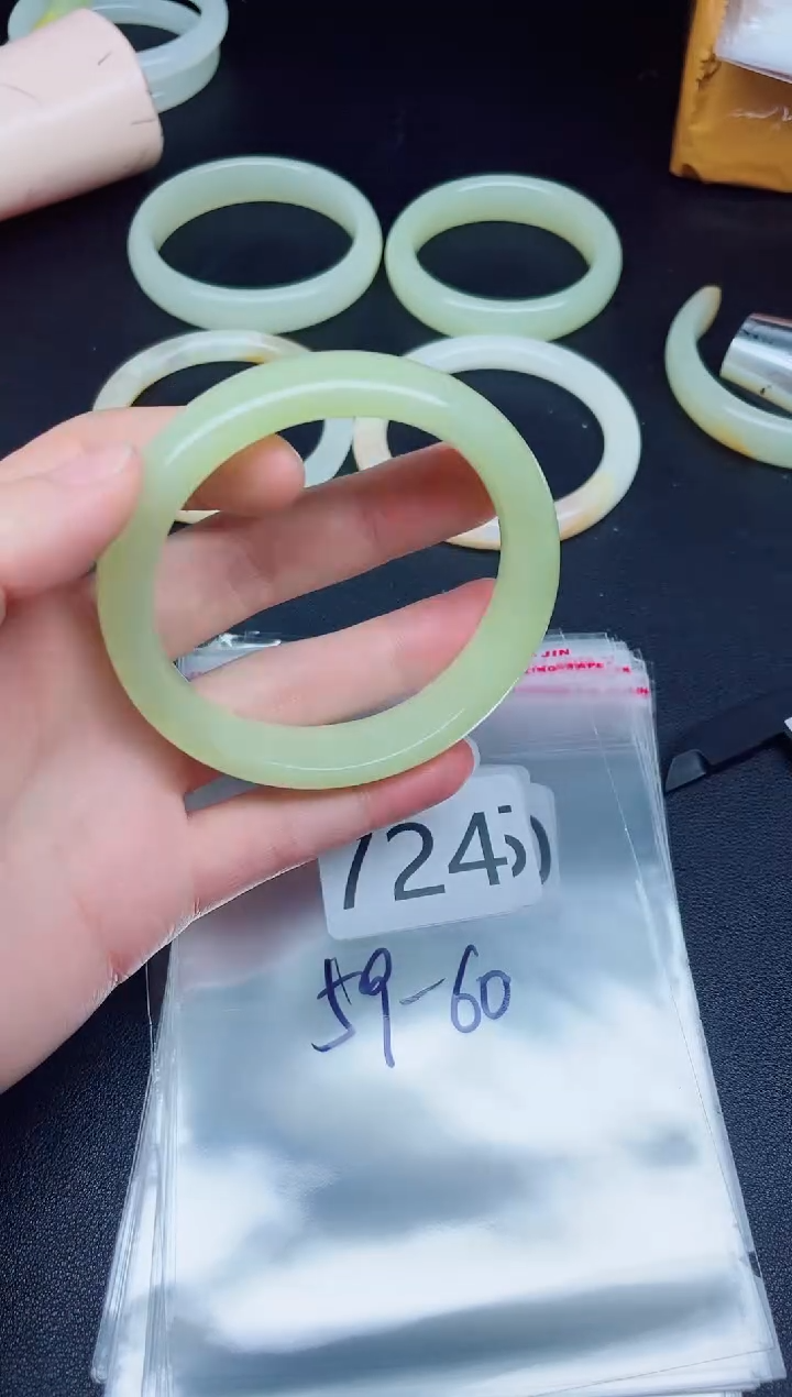 未镶嵌手镯石英质玉724