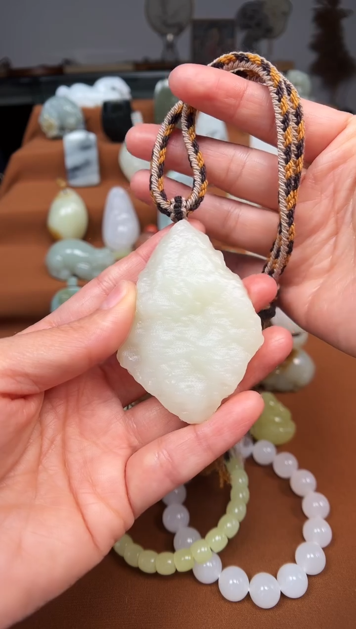 颈饰未镶嵌和田玉聚**源原石