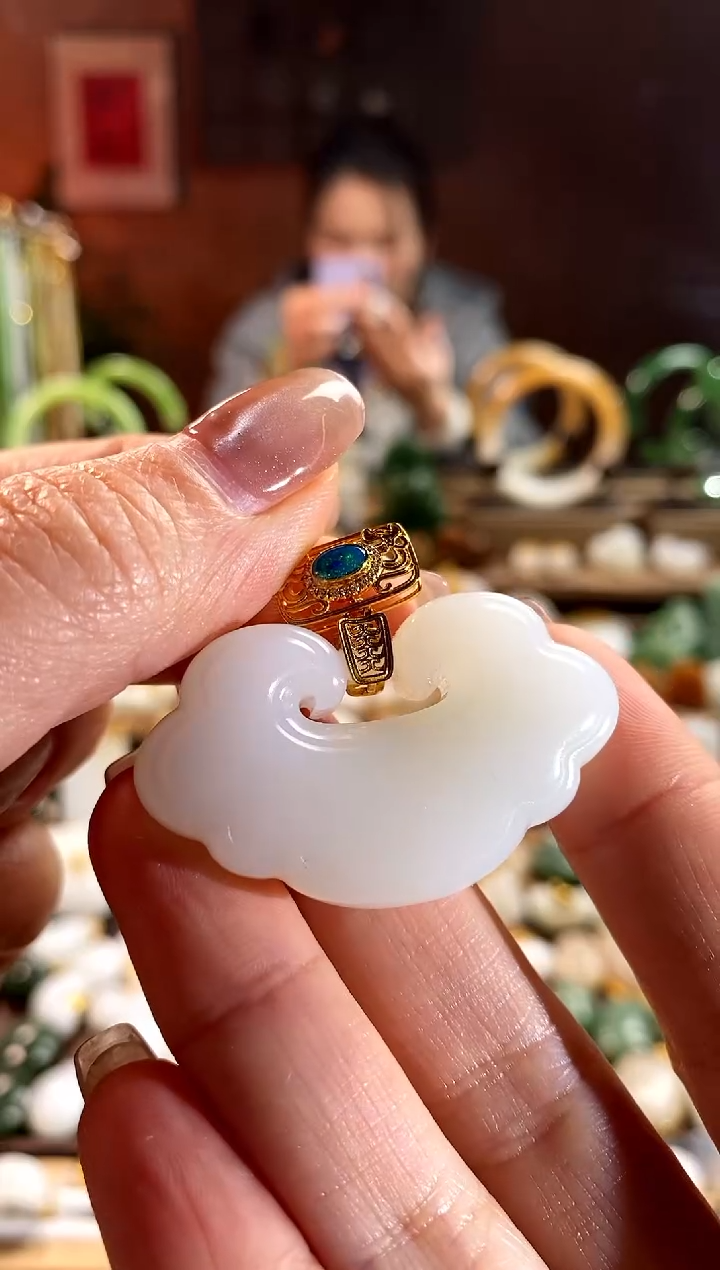 【闪购商品】和田玉吊坠18K金镶嵌。