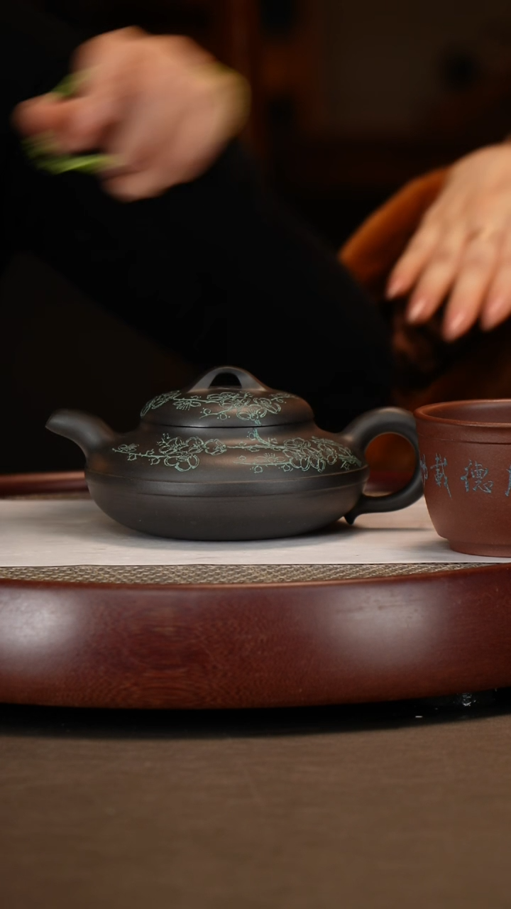 【闪购商品】紫砂茶壶墨黑铁砂线圆+张云巨幅画+邵德华画+杯