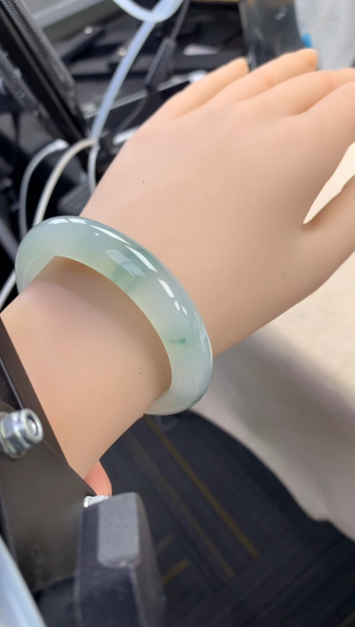 翡翠手镯未镶嵌我****拜 