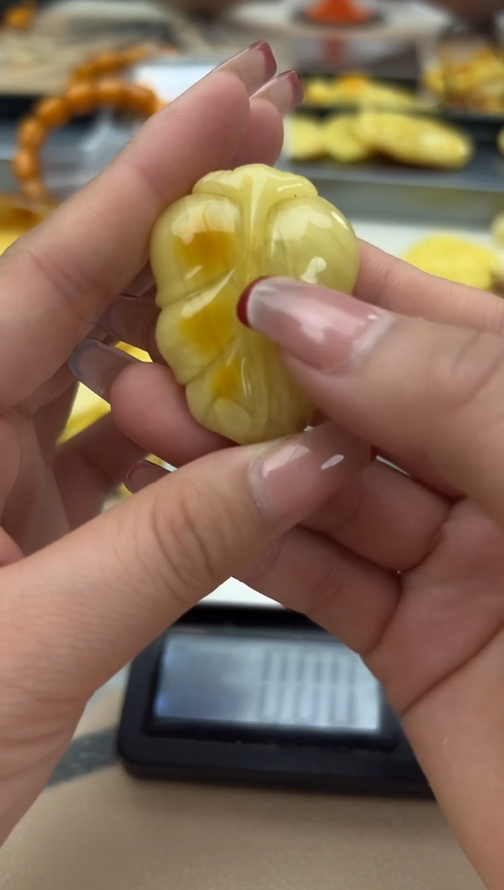 【闪购商品】琥珀裸石未镶嵌蜜蜡吊坠