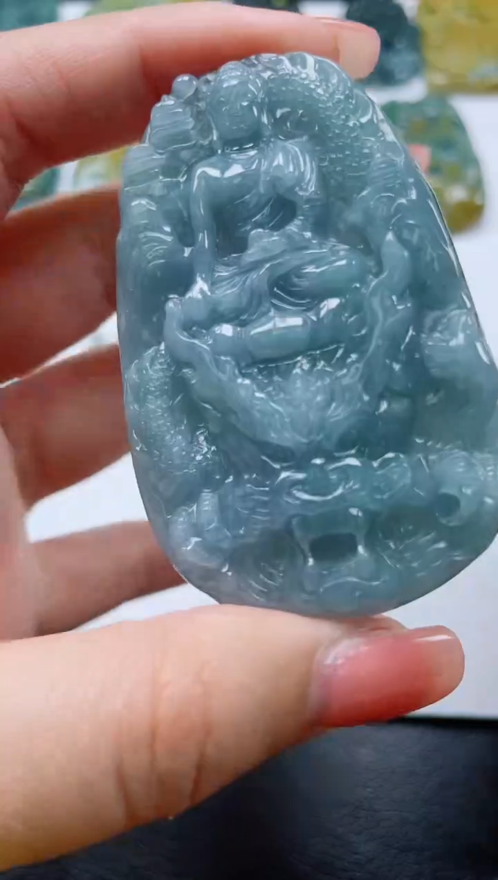 翡翠未镶嵌颈饰            