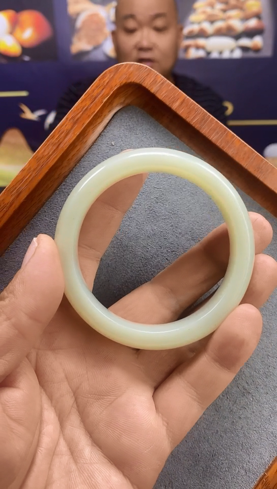 和田玉手镯未镶嵌精品和田玉手镯