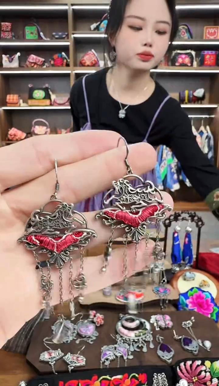 【闪购商品】织绣217蒙阿苏苗绣传承