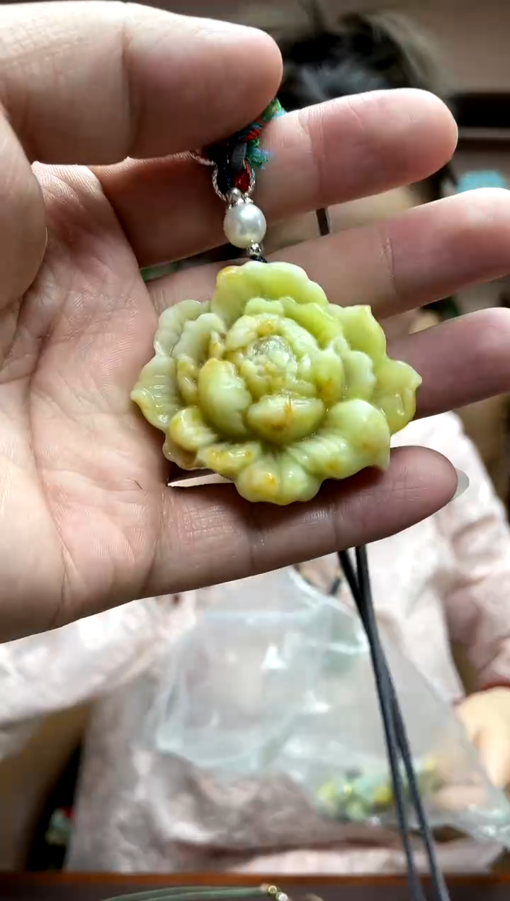 岫玉未镶嵌吊坠·