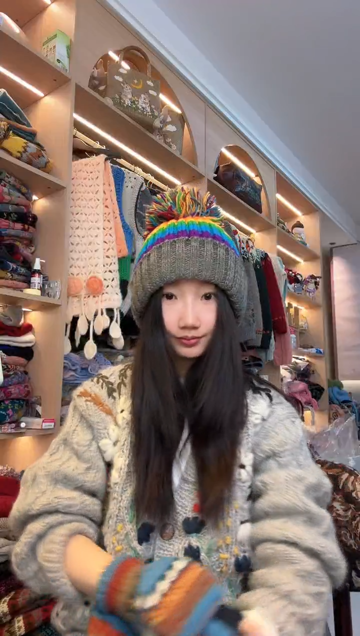 羊毛彩虹翻边帽 