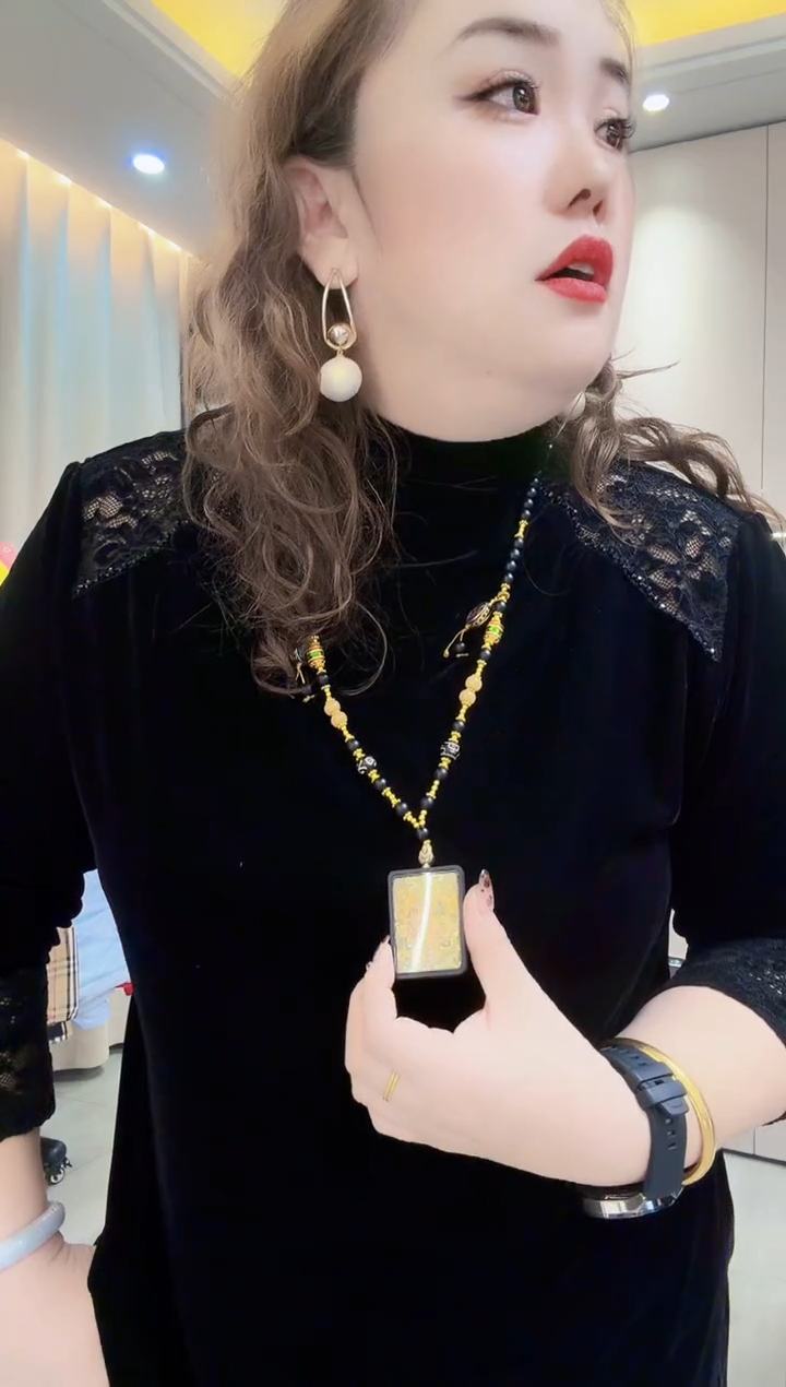 项链女财神搭配装饰链