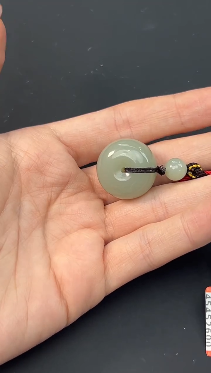 【闪购商品】和田玉吊坠(赠链)未镶嵌且末微色差近矿平安扣