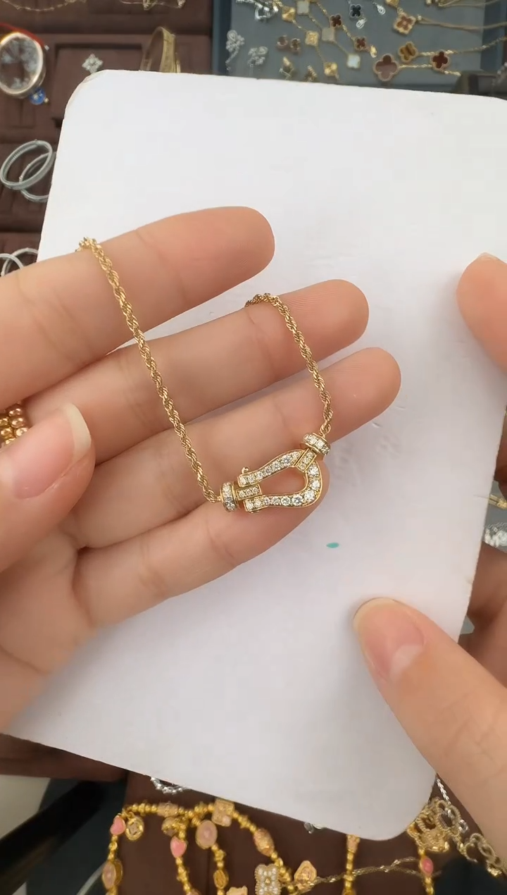 【闪购商品】钻石项链18K金镶嵌中号马蹄扣项链【8克以上】