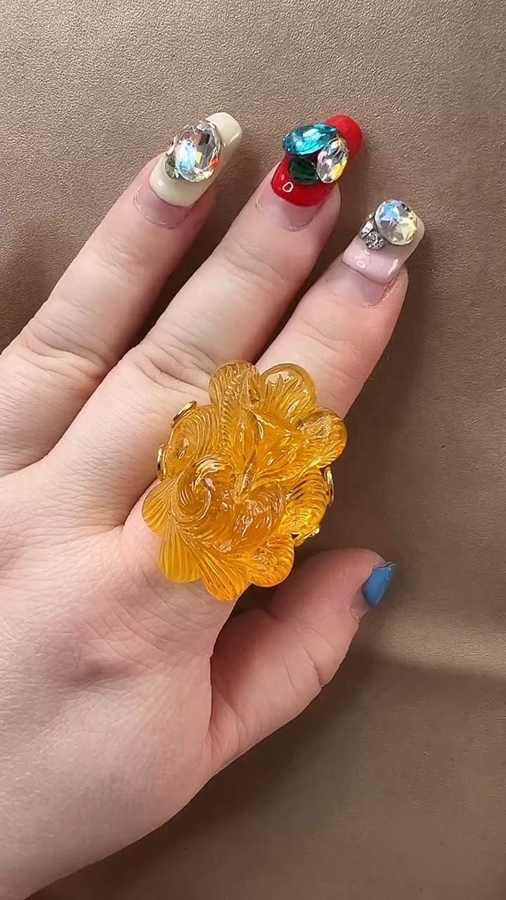 未镶嵌颈饰琥珀戒指