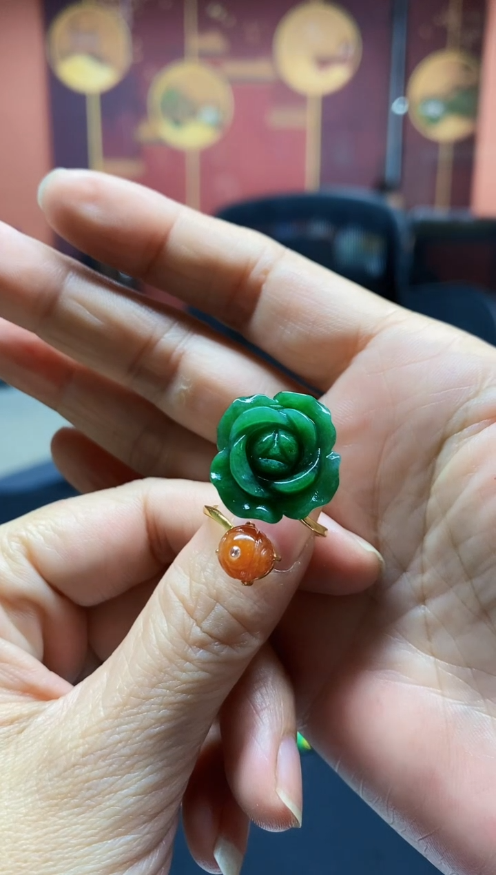 颈饰未镶嵌翡翠戒指
