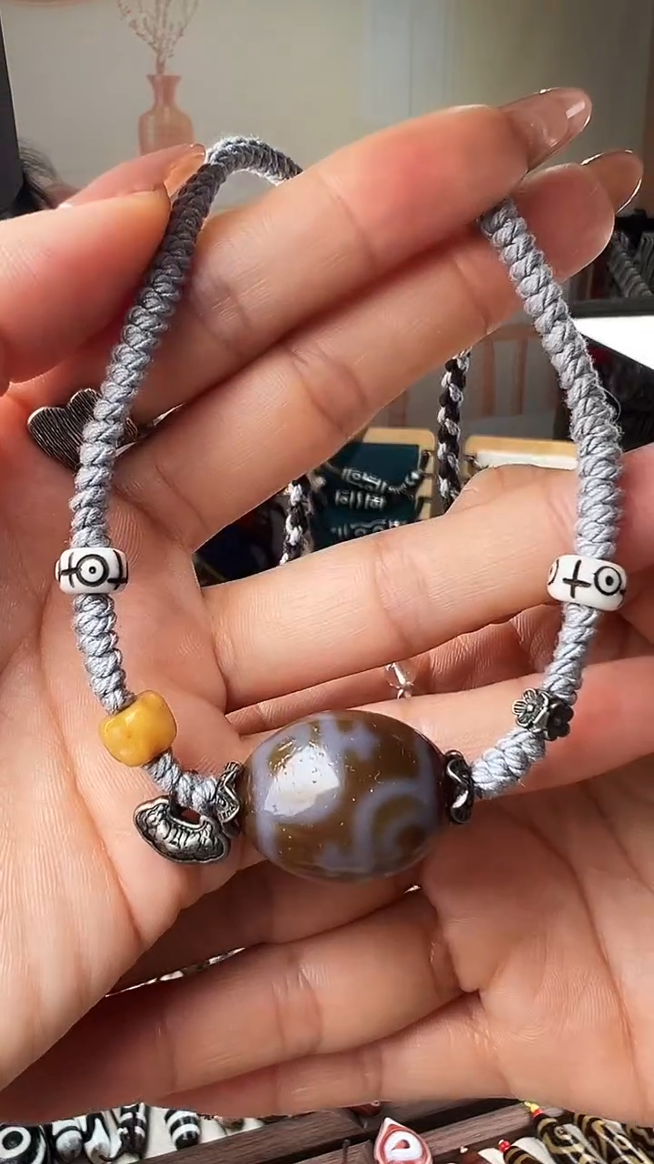 未镶嵌颈饰玛瑙/玉髓微**笑宝瓶