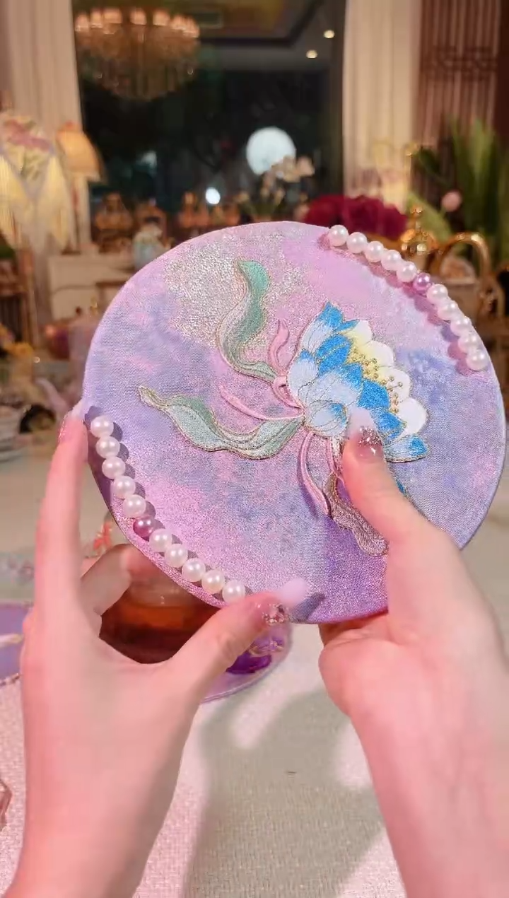 瓷莲花-壶垫--如图