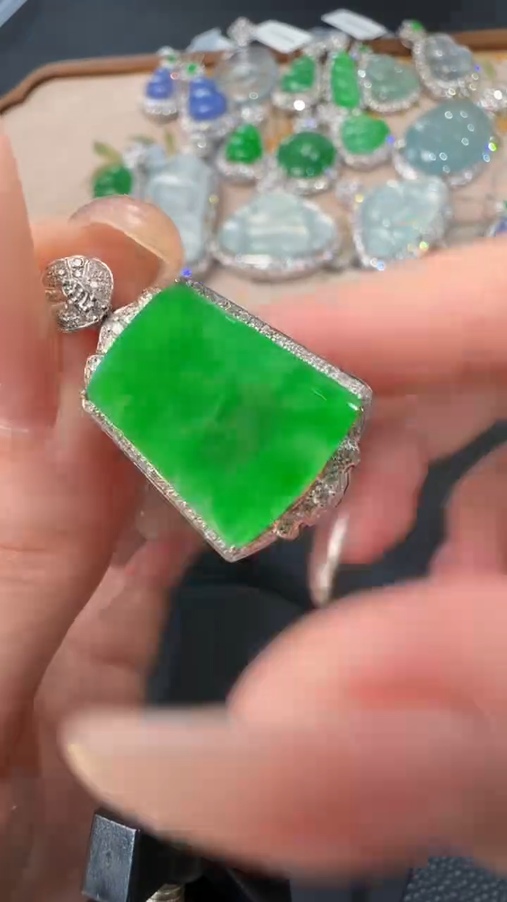 【闪购商品】翡翠吊坠(不含链)18K金镶嵌82