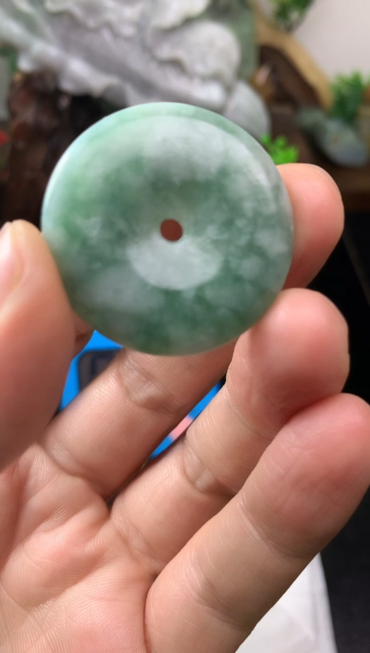 颈饰未镶嵌翡翠?***帅平安扣