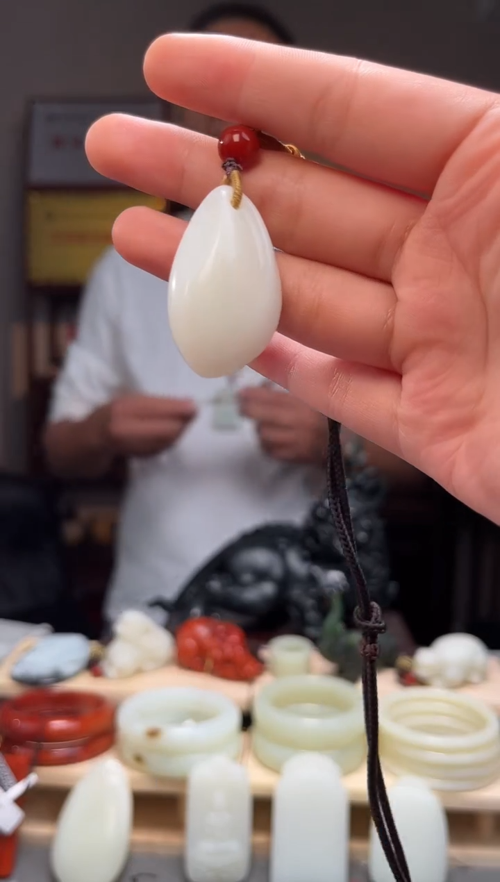 颈饰未镶嵌和田玉吊坠