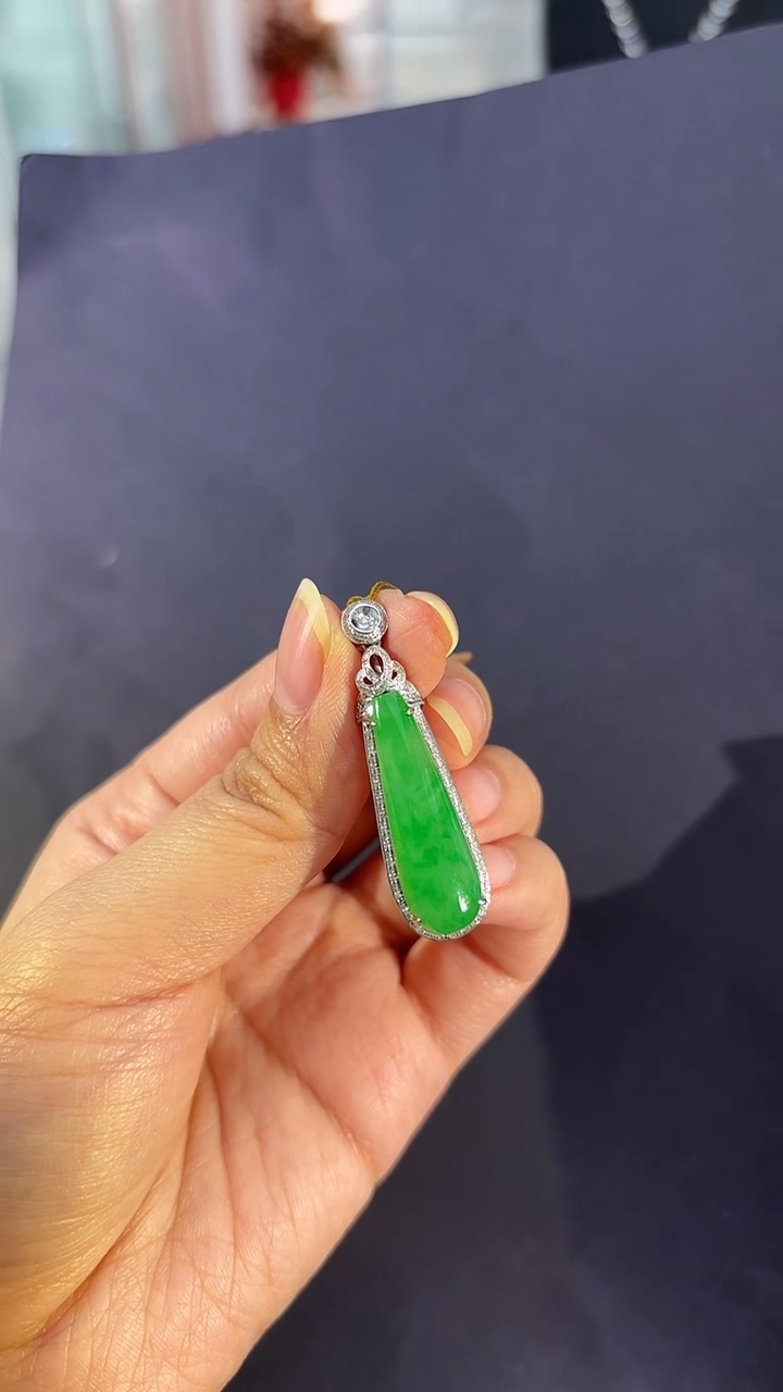 【闪购商品】翡翠吊坠(不含链)18K金镶嵌翡翠福瓜吊坠多人不退不换