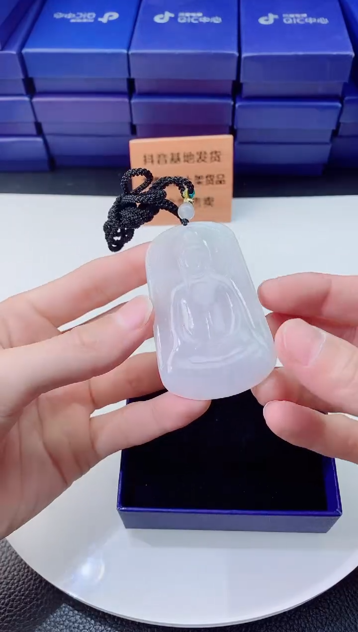 翡翠未镶嵌颈饰         