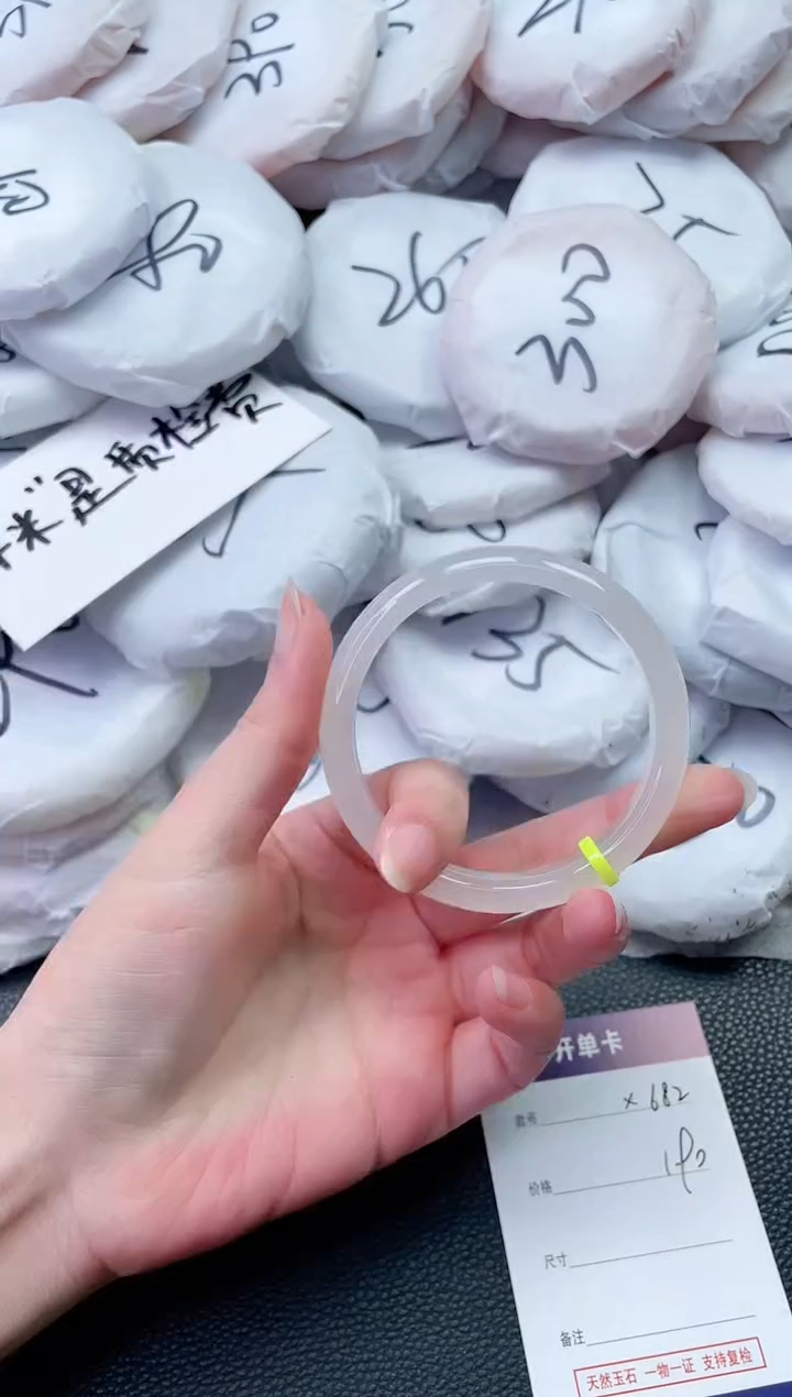 【闪购商品】石英质玉手镯未镶嵌X682