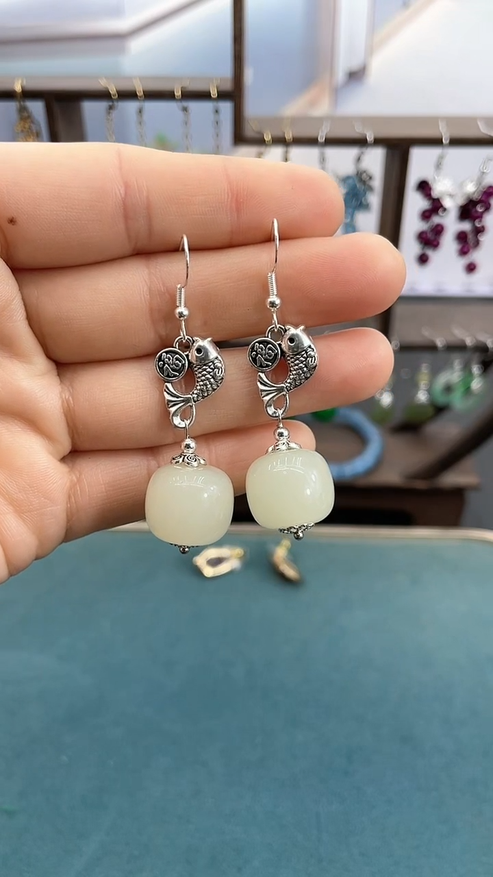 银S925镶嵌和田玉耳饰16mm行珠小鱼