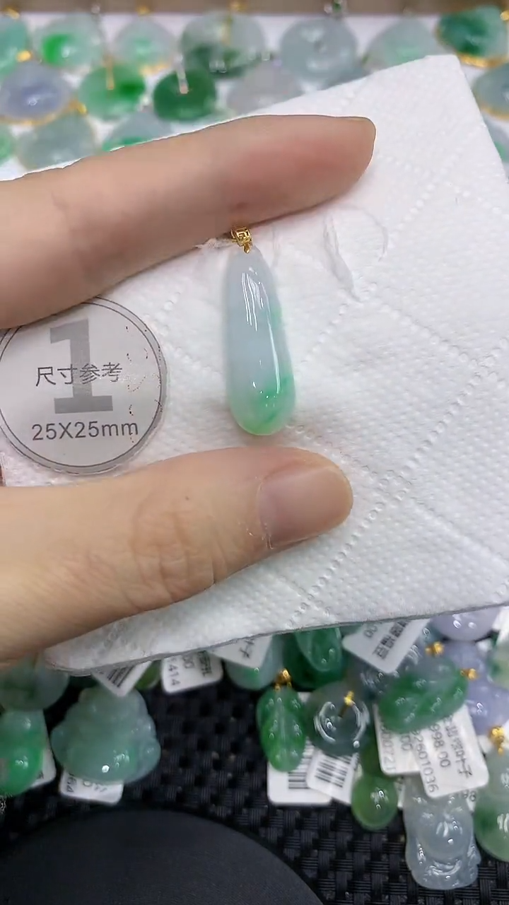 颈饰18K金镶嵌翡翠a货百元以下同包裹多件发出的只收取一单运费