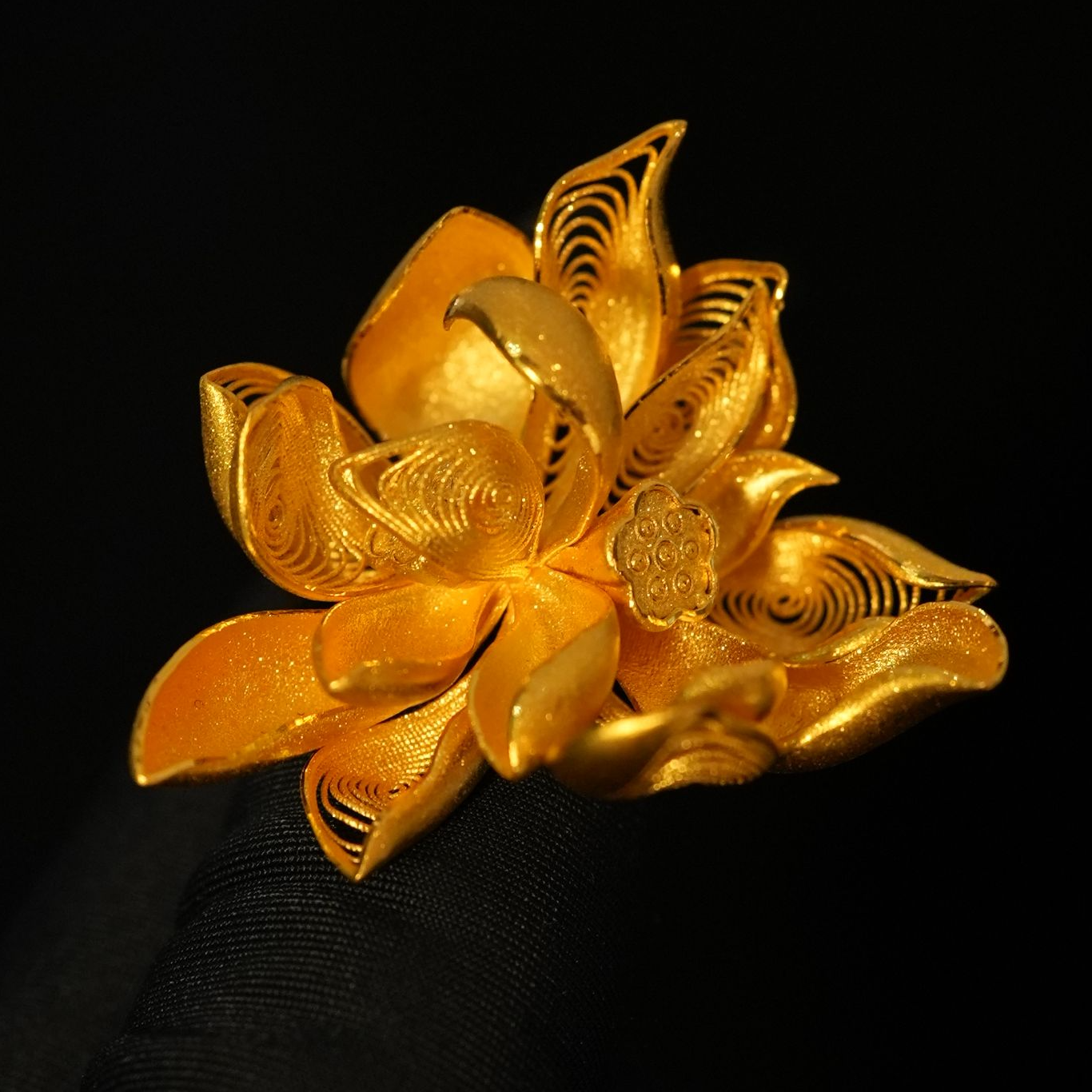 鳳喆錾刻镂空花丝工艺设计师款蝴蝶荷花婚嫁五金国风戒指足金999