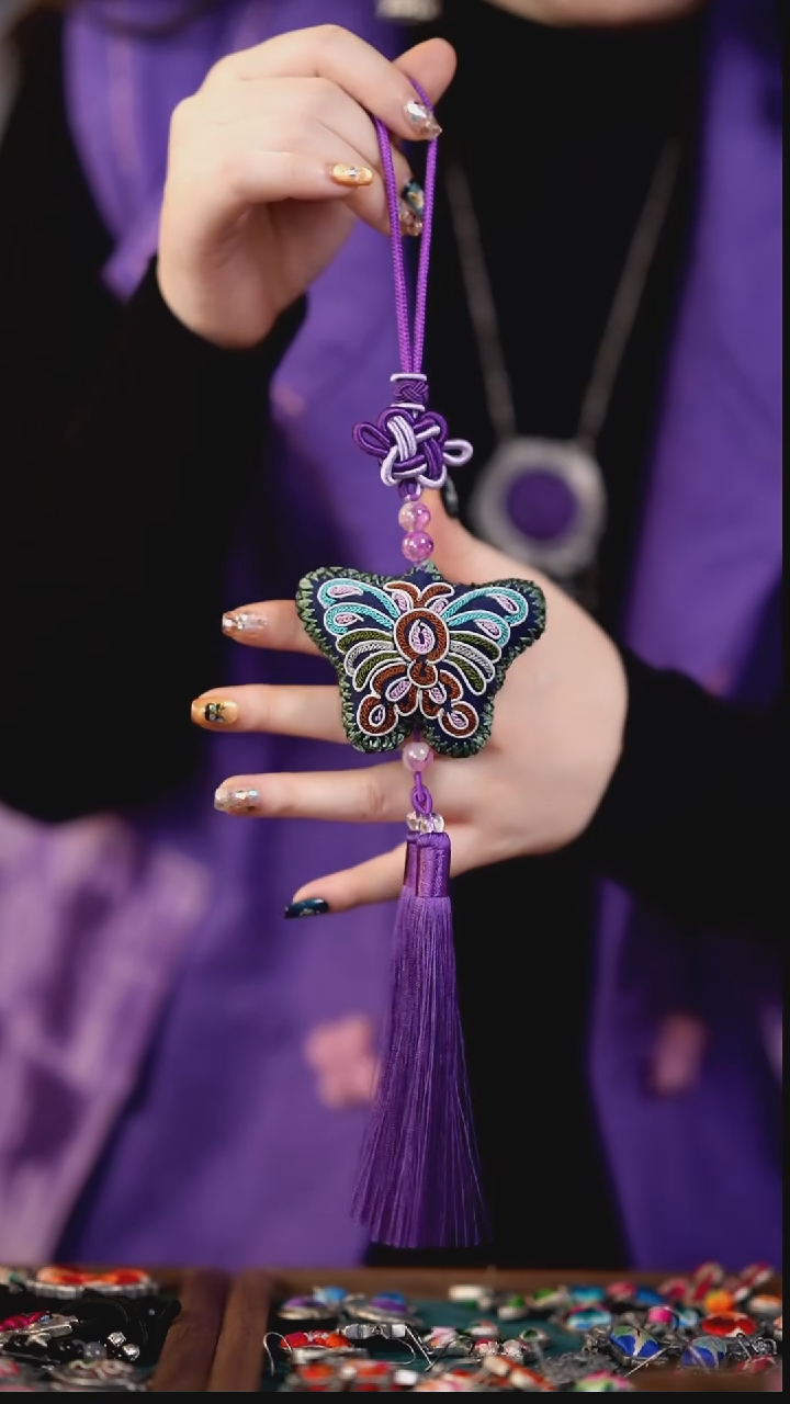 织绣私人定制苗族手工包挂697