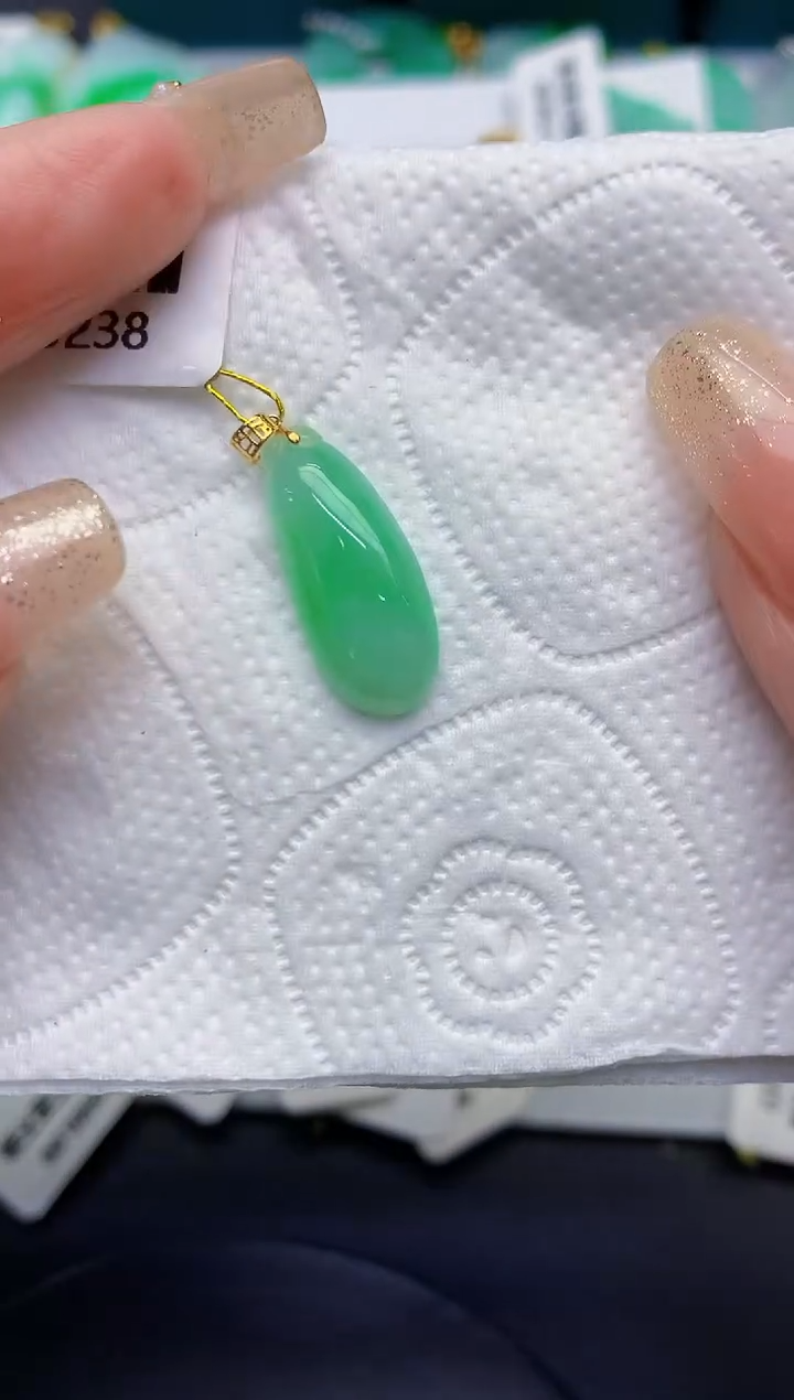 颈饰18K金镶嵌翡翠缅甸天然翡翠A货