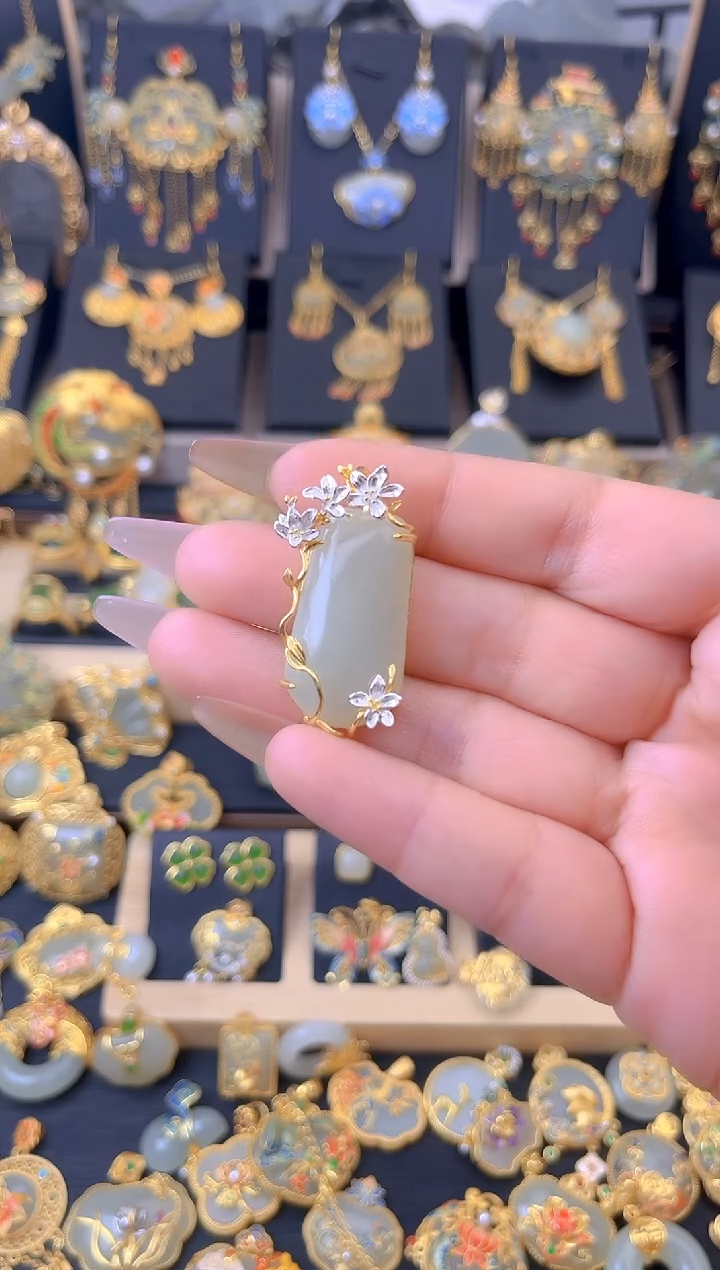 【闪购商品】和田玉吊坠银S925镀金镶嵌梅花无事牌吊坠