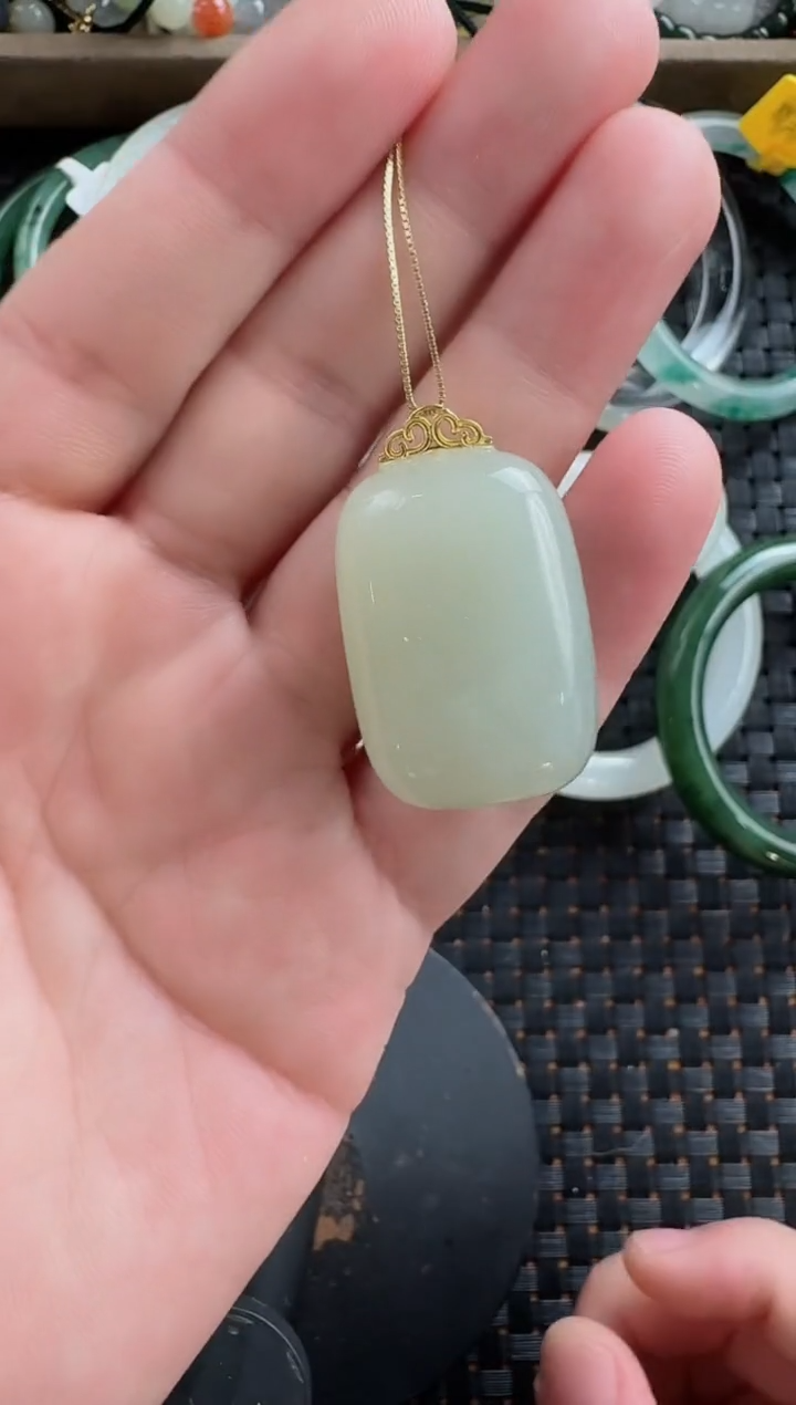 颈饰18K金镶嵌和田玉无事牌