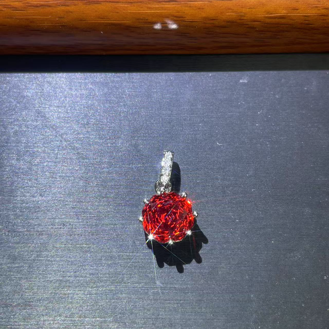 s7902白色八爪红山茶花吊坠多样发