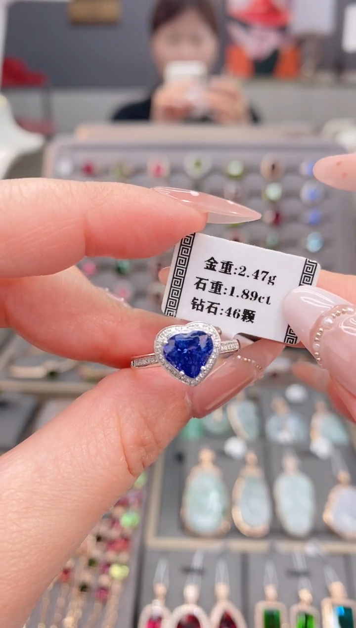 18K金镶嵌戒指坦桑石1.89   